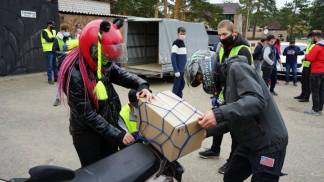 Байкеры и владельцы внедорожников помогают в доставке продуктов нуждающимся в Семее