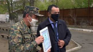 Военнослужащих наградили за помощь в тушении лесного пожара в Семее