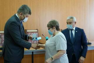 Елжан Биртанов наградил медиков Семея, принимавших участие в лечении пациентов от КВИ