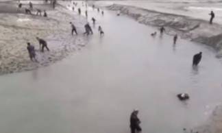 Жители затопленных районов ловят рыбу голыми руками