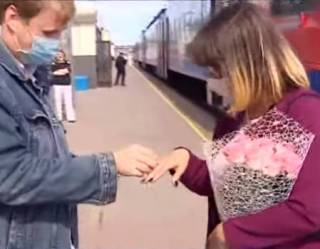 Возлюбленные журналисты встретились после открытия блокпостов
