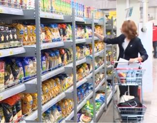 Половину зарплаты казахстанцы тратят на продукты
