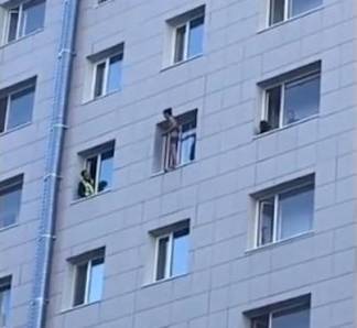 Вслед за парнем девушка выпрыгнула из окна 8-го этажа