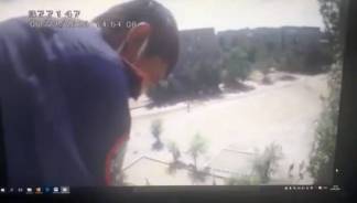 Полицейские Балхаша спасли женщину, повисшую на балконе многоэтажки