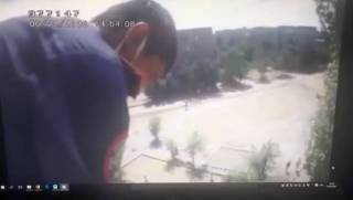 Полицейские Балхаша спасли женщину, повисшую на балконе многоэтажки