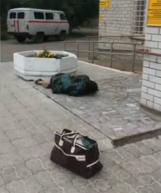 Лежащую у входа в больницу женщину сняли на видео в Семее