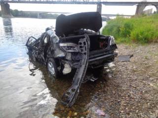 В Семее автомобиль упал с моста в Иртыш, водитель погиб