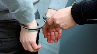 Пьяный посетитель кафе отказался оплатить счет и напал на полицейских в Семее