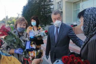 В Семее вручили награды родным умерших врачей