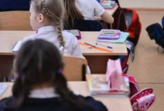 Детей обяжут сидеть в масках на уроках дежурных классов в школах столицы
