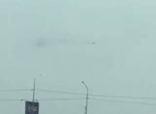 «Летит и распыляет»: в Атырау прокомментировали видео с дымом из самолета