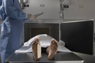Зятя умершей пары в морге самого заставили укладывать в гробы скончавшихся от коронавируса тестя с тещей