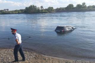 Машина утонула в Иртыше в Семее