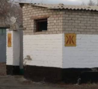 Конец позору: школьные туалеты переносят с улицы в здания