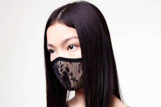 Казахстанский дизайнер шьет медицинские маски с бахромой и пирсингом