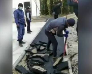Дорожные рабочие разрушили новый асфальт, чтобы отомстить за невыплату зарплаты