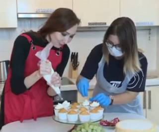 Карагандинские кулинары привозят нуждающимся семьям торты и помогают заработать деньги