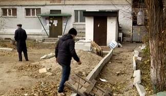 Двор в центре Семея стоит в руинах
