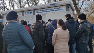 В Семее и Усть-Каменогорске — многочасовые очереди у пунктов сдачи теста на коронавирус
