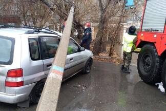 Из-за сильного ветра бетонный столб упал на автомобиль в Семее