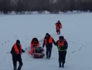 В Павлодарской области спасатели вытащили из воды провалившегося под лед рыбака