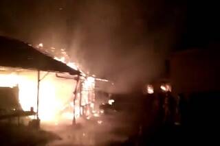 Газовые баллоны вынесли из горящего столярного цеха в Семее