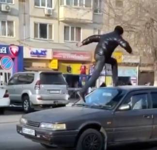 Незадачливый паркурщик, перепрыгнувший через автомобиль ради лайков, выплатит штраф