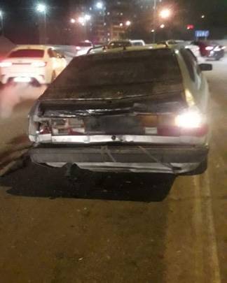 В Семее разыскивают водителя, который на грузовике повредил два автомобиля