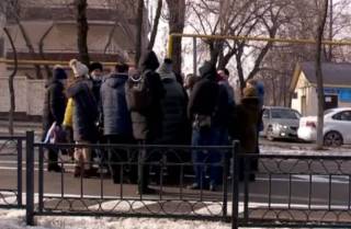 «Убираем снег, метём»: медперсонал спеццентра в Алматы взбунтовался против директора