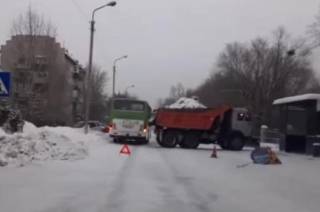 В Семее груженный снегом «КамАЗ» столкнулся с маршрутным автобусом