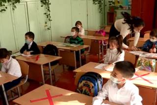 В Шымкенте учеников и педагогов не пускают в собственную школу