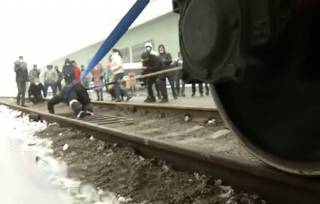 Казахстанский спортсмен Алмат Джуманов протащил 100-тонный вагон