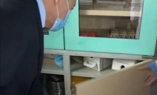 При посещении сельской больницы у Даниала Ахметова осталась в руках дверца от шкафа