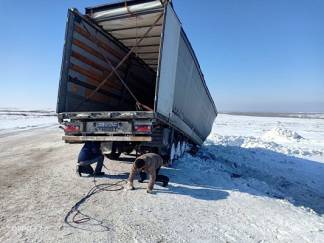 Грузовик сдуло ветром в кювет: Полицейские ВКО помогли дальнобойщику из России