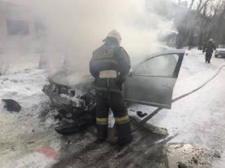 В Семее во дворе частного дома произошел автопожар