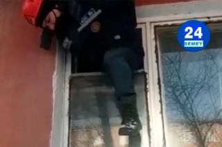 Видео с залезающим через форточку спасателем удивило жителей Семея