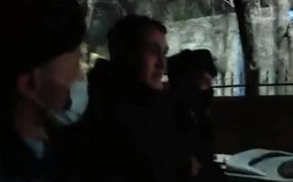 В Шымкенте полицейские ударили в лицо журналиста