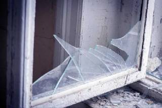 Житель Курчатова разбил окна общежития в Семее