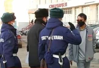 На остановках в Семее дежурят полицейские