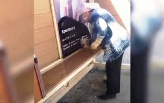 Популярным становится видео, на котором женщина в Семее моет остановку