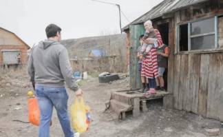 Продуктовые наборы получают многодетные семьи в ВКО