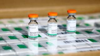 Зачем Казахстан закупил 1 млн доз китайской вакцины