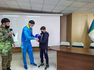 Встреча детей военнослужащих с чемпионом Азии