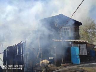 В Семее сжигание мусора привело к пожару в двухэтажном доме