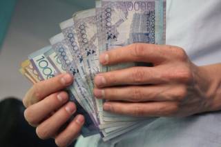 Списать кредиты казахстанцам предлагают еще раз