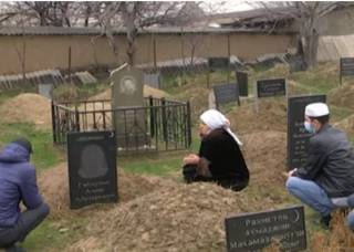 Сторожа кладбища, который затирал фото на памятниках, простили