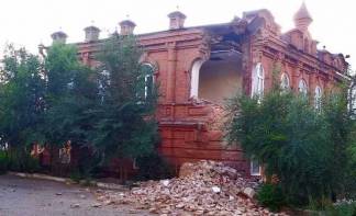 В Семее начали громить старинный особняк накануне придания ему статуса памятника