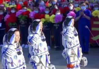 Китай отправил первых людей в космос