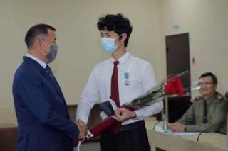 МЧС наградило студента, спасшего женщину и детей в фонтане Алматы