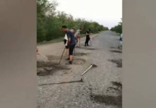 Жители села в ЗКО ремонтируют дороги за свой счет
